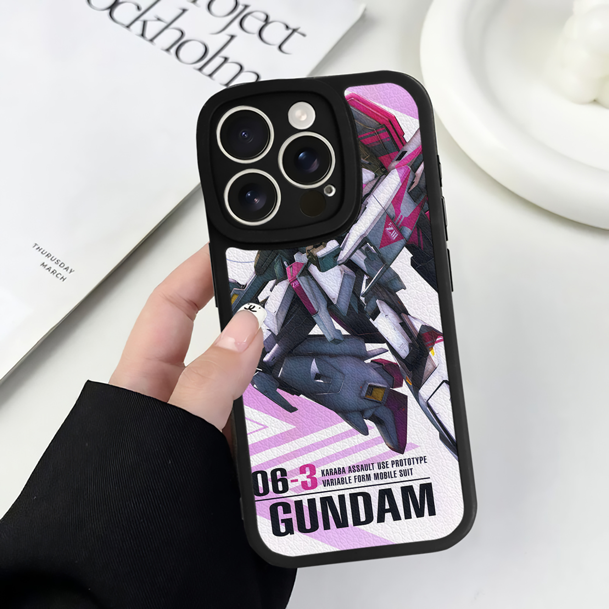 （画像用） 機動戦士ガンダム Mobile Suit Gundam 【iPhone 16シリーズ対応】シリコンスマホケース（レザー調） 材質：シリコン